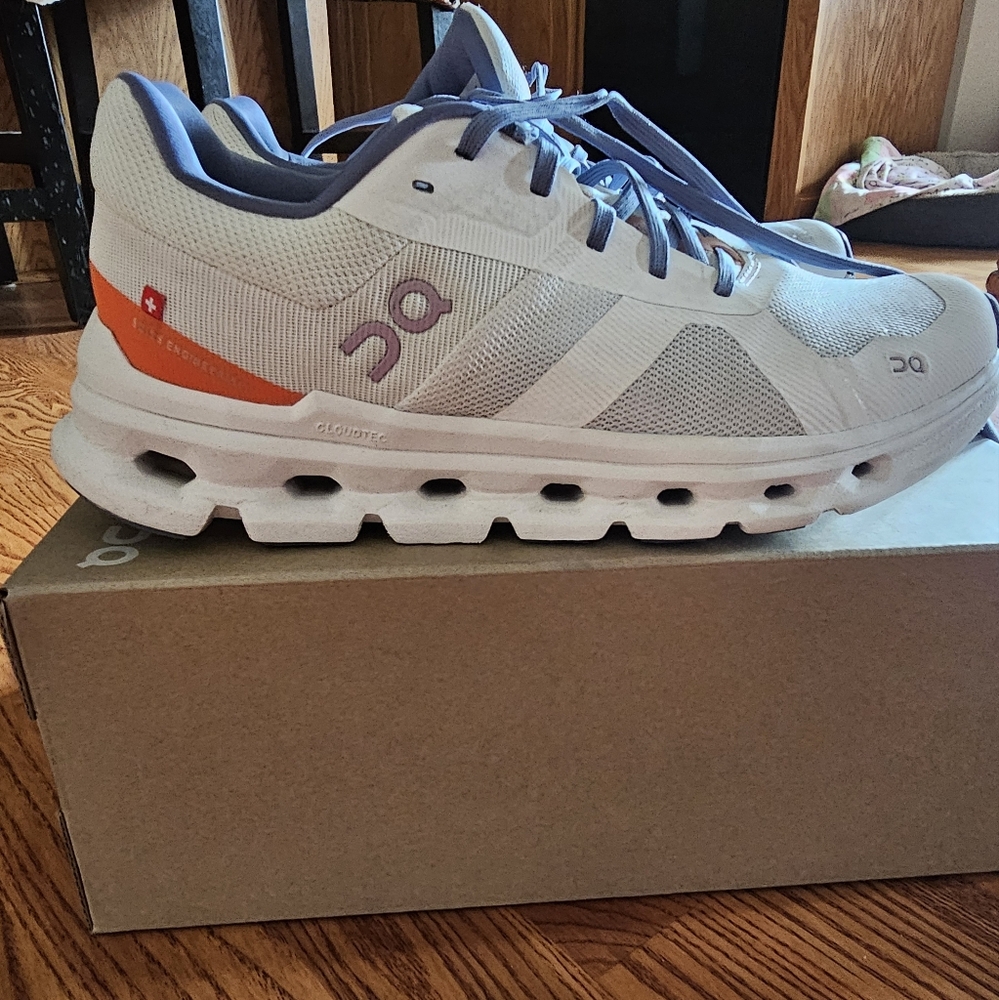 On cloud runner undyed-white